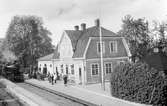 Mörlunda station öppnad 1873. Stationshus i en och enhalvvåning i trä, sammanbyggt med godsmagasinet. Mekanisk växelförregling. Trafikplatsen övertogs 1946 av SJ.