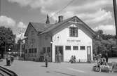 Smålands Taberg station, namnet senare ändrat till Taberg. Stationen öppnad 1894.  En- och en halv vånings putsat stationshus. Expeditionslokalerna utökades och renoverades 1941. Mekanisk växelförregling. Trafikplatsen övergick 1945 till SJ.