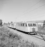Motorvgn vid infarten till Västerås Central.
Fyravagnståg mellan lokstationen och Västerås Central, eller ankommande rälsbussar från Surahammar/Hallstahammar/Kolbäck.
Bilden tagen mellan Västerås Vänstra och Västerås Central.