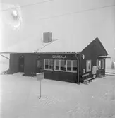 Odensala stationshus.
Skylt  med texten Se upp Två spår.