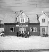 Vid Riksgränsens station.