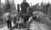 Filminspelning med SJ Driftvärn. SJ Driftvärn bildades 1946 och hade till uppgift att skydda viktiga anläggningar vid beredskap och krig. Driftvärnen lades ner 2005.

SJ E10 1743. E10-loken var bland de sist levererade ångloken till SJ. E10 är litterat på ett svenskt trecylindrigt ånglok. Loken tillverkades av ASJ i Falun under perioden 1947-1948.