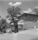 Statens Järnvägar, SJ säkerhetstjänst. Stationsinsmästare med  vevställverk vid Fåglavik station.