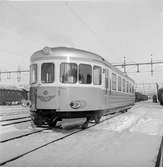 Statens Järnvägar, SJ Yco6. Motorvagn med stålkorg. De första fordonen insattes i ordinarie trafik i juni 1953.