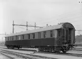 Statens Järnvägar, SJ A03 2904. H.M. Kungens och H.M. Drottningens salongsboggievagn.
Kockums 1931, ombyggd vid SJ Örebro 1952.