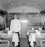Statens Järnvägar, SJ R03b 3749. Restaurangvagn. Halva vagnen hade matsal med plats för 48 gäster och den andra halvan hade kök och korridor förbi. Vagnen hyrdes ut till företag som konferensvagn. 2002 köptes vagnen av Sveriges Järnvägsmuseum i Gävle.