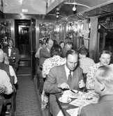 Statens Järnväg, SJ tåghem. Restaurangvagnen med matgäster