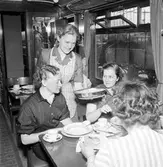 Statens Järnvägar, SJ tåghem. Restaurangvagn för tåghemspersonalen med matgäster och serveringspersonal