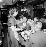 Statens Järnvägar, SJ tåghem. I restaurangvagnen. Resande och serveringspersonal