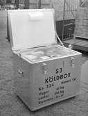 S:t Eriksmässan 1954. Låda med texten SJ Köldbox
Ka 324 Hemst Cst
Väger  41 kg
Lastar 210 kg
Rymmer 0.14 m3.
