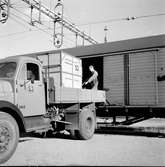 Statens Järnvägar, SJ G 41971. Från dörr till dörr. Omlastning av småbehållare, från lastbil till järnväg.