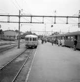 Motorvagn SJ Y06 och resande på Nässjö station.