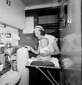 Barnkupé med statister.