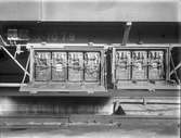 Statens Järnvägar, SJ A01c 1079, fick elbelysning utan generator sommaren 1925 då den byggdes om från AB01. Ganska snart bör den fått generator monterad. Batterierna här är märkta.
Batterier för elektrisk belysning i personvagn.