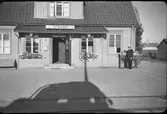 Oppalaby station och postkontor. Trafikplatsen anlagd 1925. Stationshus byggt 1926-11-01. Nedlagd station omkring 1955.