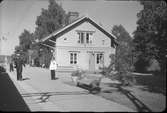 Skästra station. Järnväg 1880. Station anlagd 1903-11-01. Reparation omkring 1933. Elektrisk drift 1936-04-02. Persontrafiken nedlagd 1968-05-12. Stationen nedlagd 2007-01-01.