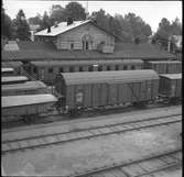 Charlottenberg station. Godsvagn SJ G 43667. Personvagn 3:e klass SJ 2732. Elektrisk drift efter 1937-04-24.