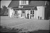 Stationsinspektor vid Bergby station. Bilden möjligen tagen i samband med installationen av ställverket.