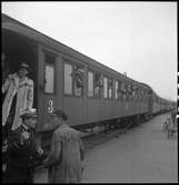 Hemtransport av danska flyktingar, här vid Malmö färjestation. SJ personvagn 1268.