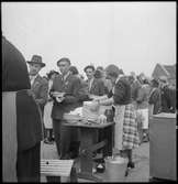 Danska flyktingar under hemtransporten, utspisas med ärter och fläsk i Malmö.