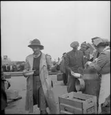 Danska flyktingar under hemtransporten, utspisas med ärter och fläsk i Malmö.