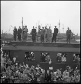 Anhöriga i väntan på ankomsten av de hemvändande flyktingarna. Köpenhamns frihamn.