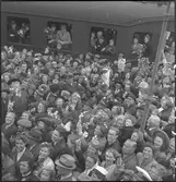 Anhöriga i väntan på ankomsten av de hemvändande flyktingarna. Köpenhamns frihamn.