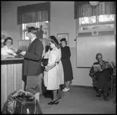 Statens Järnvägar, SJ upplysningsbyrå Härnösand. Interiör. Bilden sannolikt tagen i reklamsammanhang.