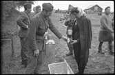 Matbespisning under evakueringen av finska flyktingar, hösten 1944.