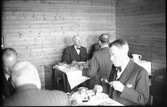 Delegation från SJ, äter lunch på SJ marketenteri i Karungi, i samband med evakueringen av finska flyktingar 1944.