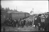 Flyktingar från Finland anländer i Haparanda hösten 1944. Haparanda järnvägsstation i bakgrunden.