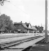 Bräcke järnvägsstation.

Text på sidan av kiosken: Tidningar Böcker Vykort Pappersvaror.