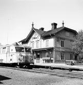 Gengasutrustad Hilding Carlsson rälsbuss utanför Hybo järnvägsstation.