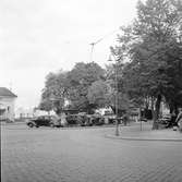 Bilar med gengasdrift parkerade framför Jönköping centralstation. SJ resebyrå i bakgrunden.