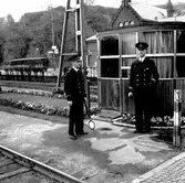 Stationsinspektor Josef G. F. Karlsson (till höger) med stationsklarerare framför  manöverkur vid Borås centralstation.