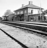 Delsbo järnvägsstation. På bilden syns även poststationen och godsmagasinet som båda byggdes 1938.