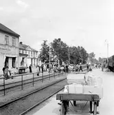 Emmaboda järnvägsstation. Persontåget består av äldre personvagnar tillverkade före 1930. Telefonkiosken på bilden är av 1930-talsmodell ,och förekomsten av militärer bland de resande gör det troligt att bilden är tagen någon gång under krigsåren.