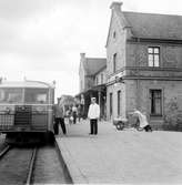 Bolmens Halmstad, omdöpt till Halmstad Östra i juni 1947. På spåret står en Hilding Carlsson rälsbuss tillhörandes Halmstad -Bolmens Järnväg, HBJ.