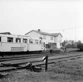 Kinnared järnvägsstation. På spåret en Hilding Carlsson rälsbuss, SJ 421.