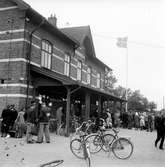 Folksamling utanför stationshuset i Köpingebro. Stationen anlagd 1865.