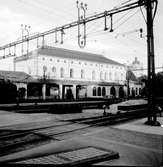 Stationshus i sten  byggt 1856-1857. Två små envåningsflyglar tillbyggda 1872.