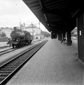 Statens Järnvägar, SJ E.
Stationshuset i bakgrunden.