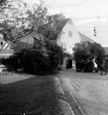 Stationshus i sten, byggt 1912, fotograferat från gatusidan.