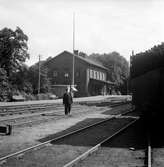 En järnvägstjänsteman går över spåren. Simrishamns station anlades 1882.