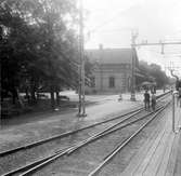 Fjärås station anlades 1888. En- och enhalvvånings stationshus i tegel.