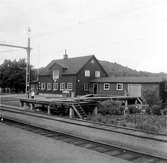 Lindome station anlades 1888. Ny stationsbyggnad, en- och enhalvvånings i trä, uppfördes 1927.