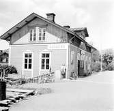 Stationen anlades 1875. Nytt stationhus uppfördes 1944.