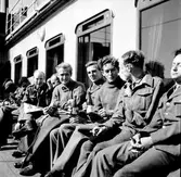 Krigsfångeutväxling i Trelleborg. Männen dricker pilsner och läser tidning.