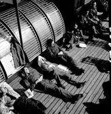 Krigsfångeutväxling i Trelleborg. Männen vilar och läser tidningar.