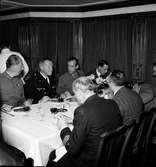 Krigsfångeutväxling i Trelleborg. Männen sitter och äter middag.
